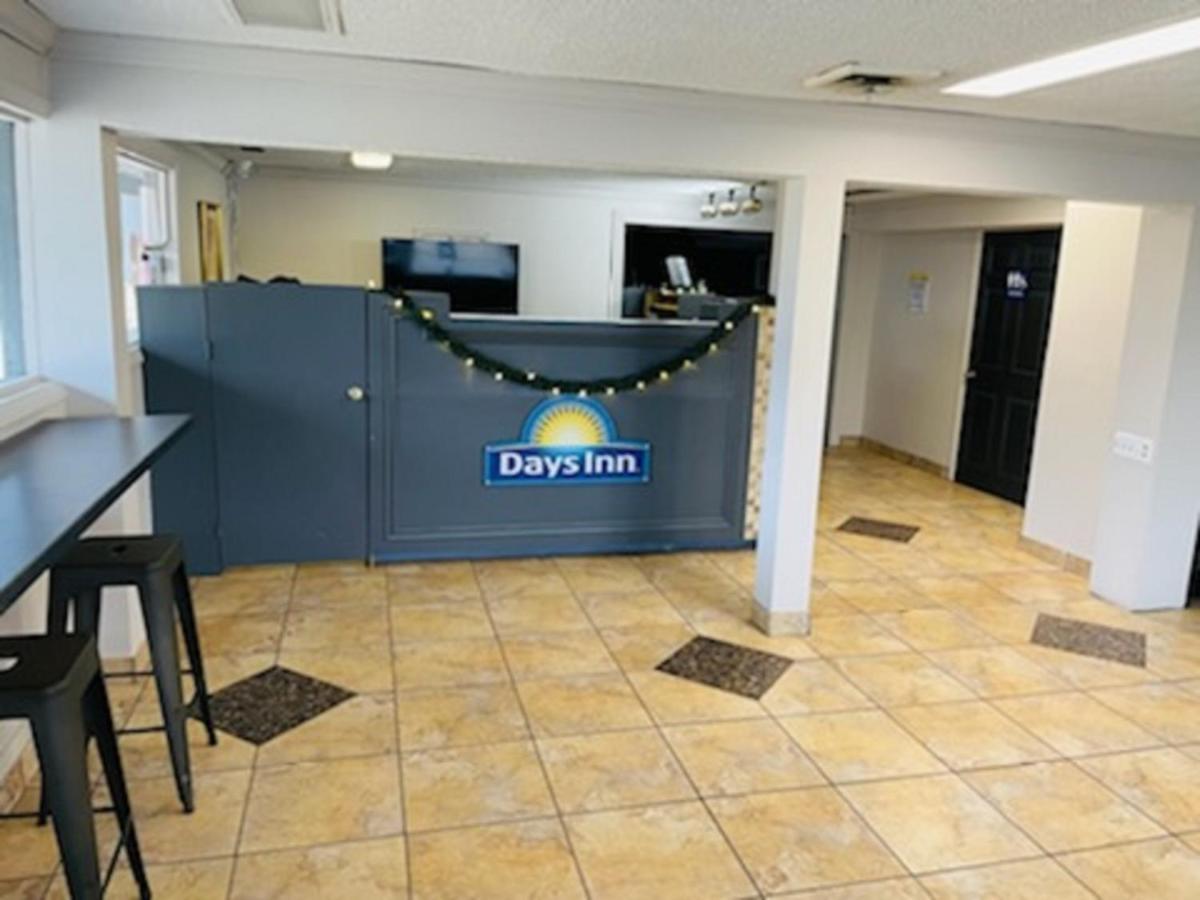 Days Inn And Suites By Wyndham Port Huron Exterior photo