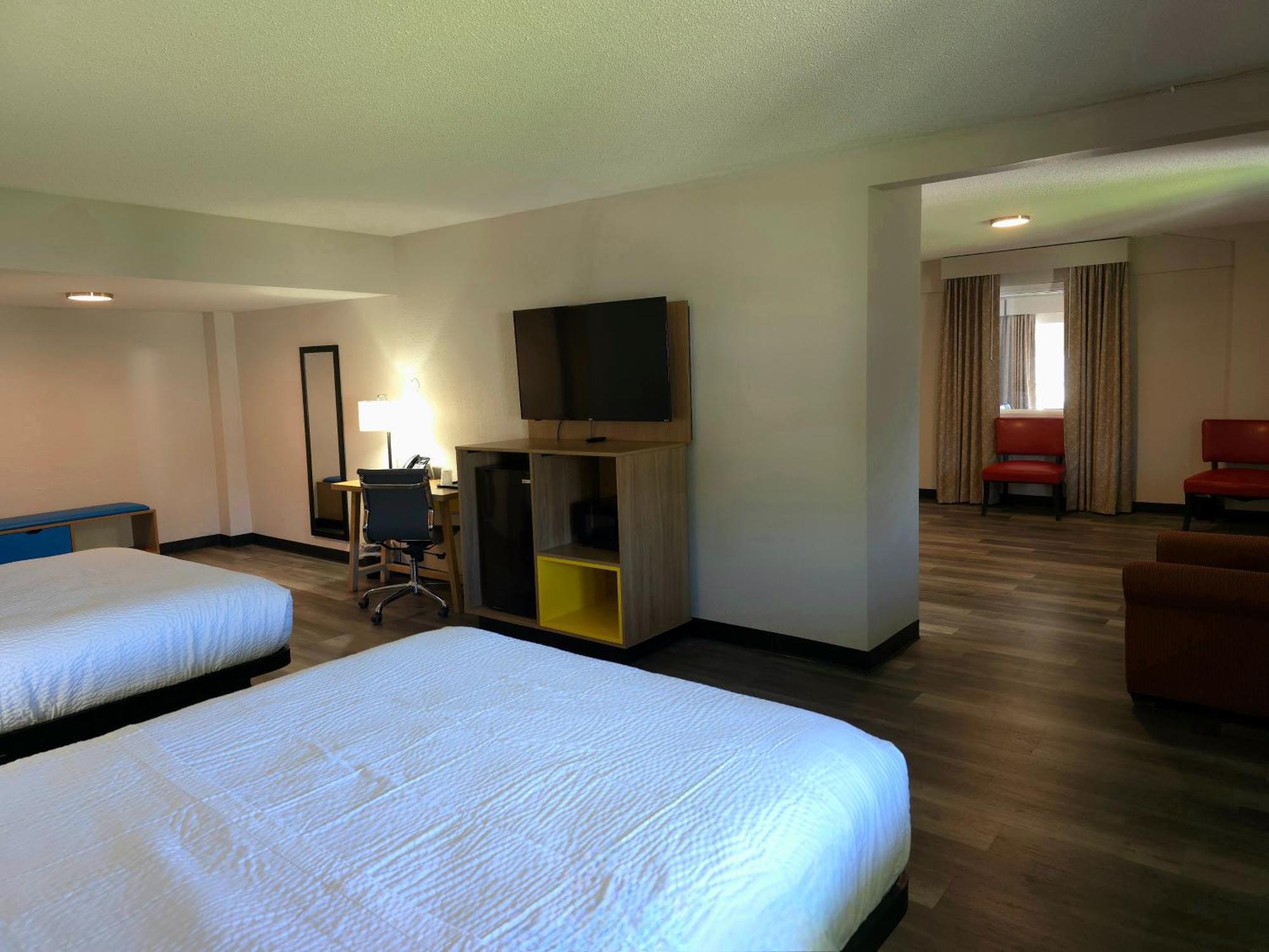 Days Inn And Suites By Wyndham Port Huron Exterior photo