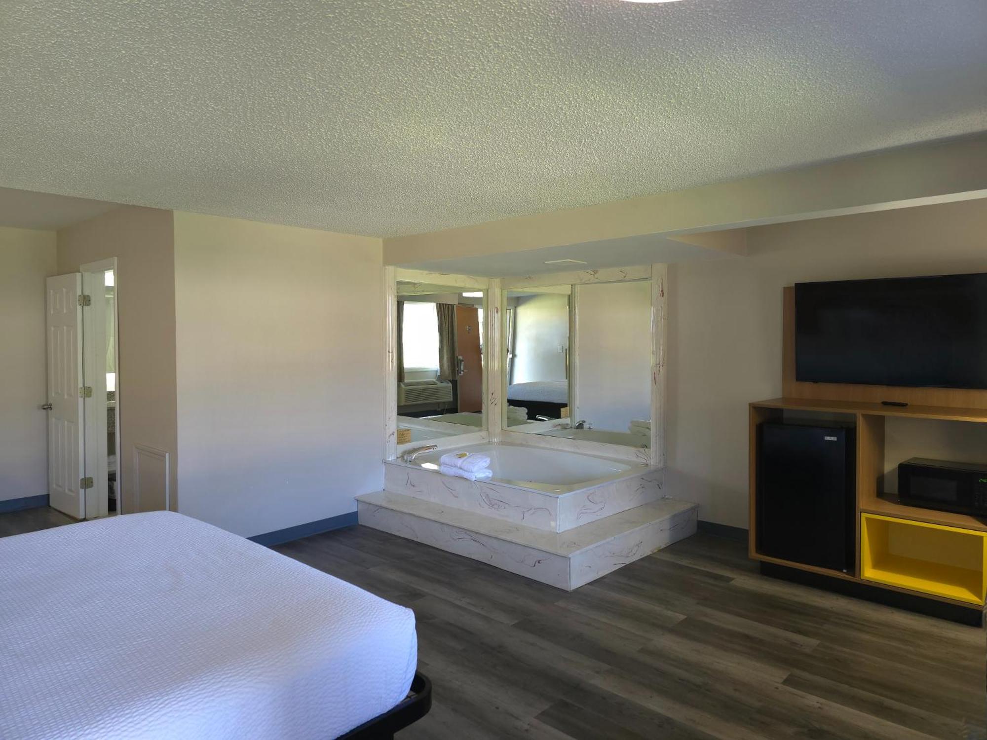 Days Inn And Suites By Wyndham Port Huron Exterior photo