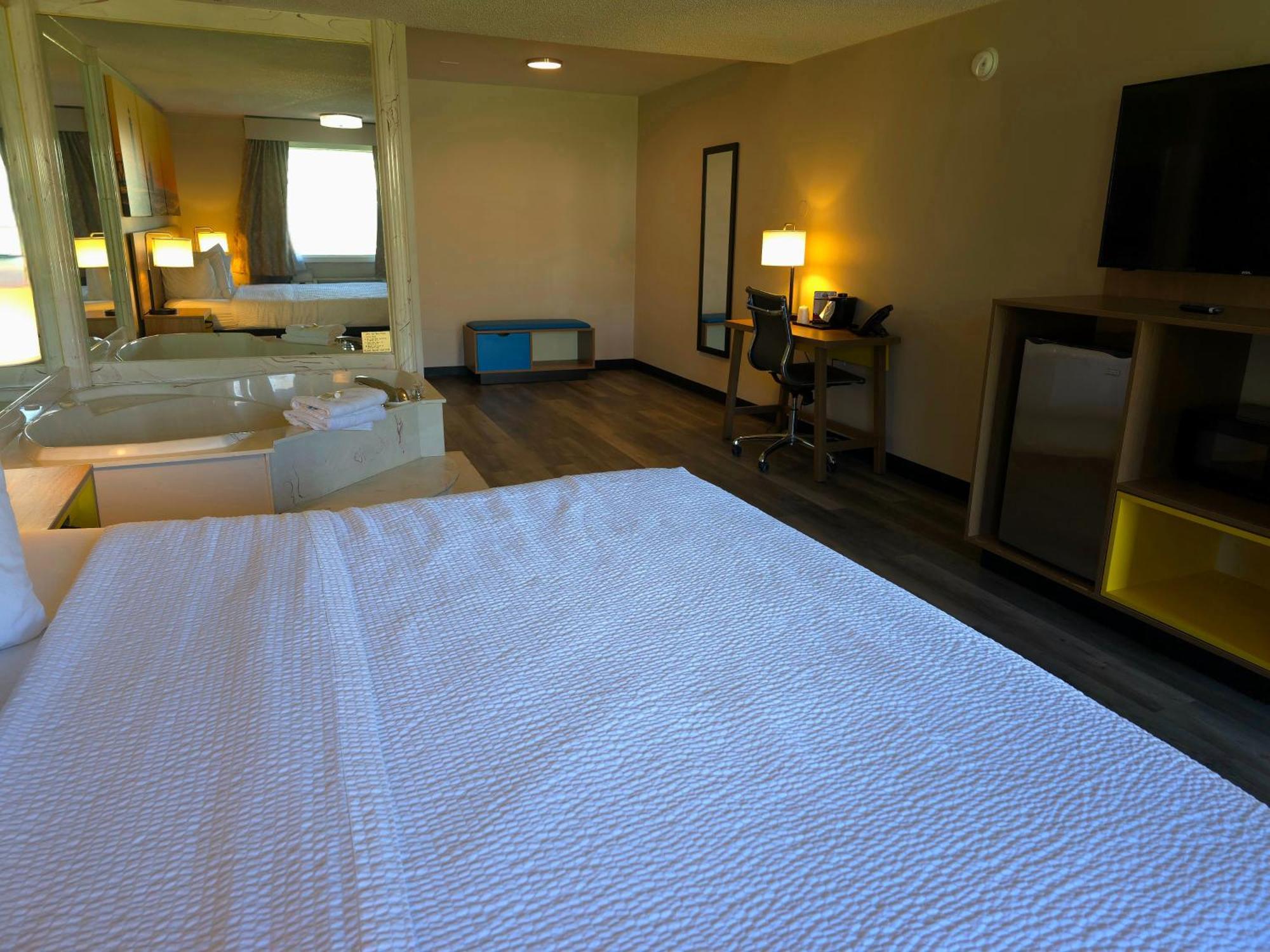 Days Inn And Suites By Wyndham Port Huron Exterior photo