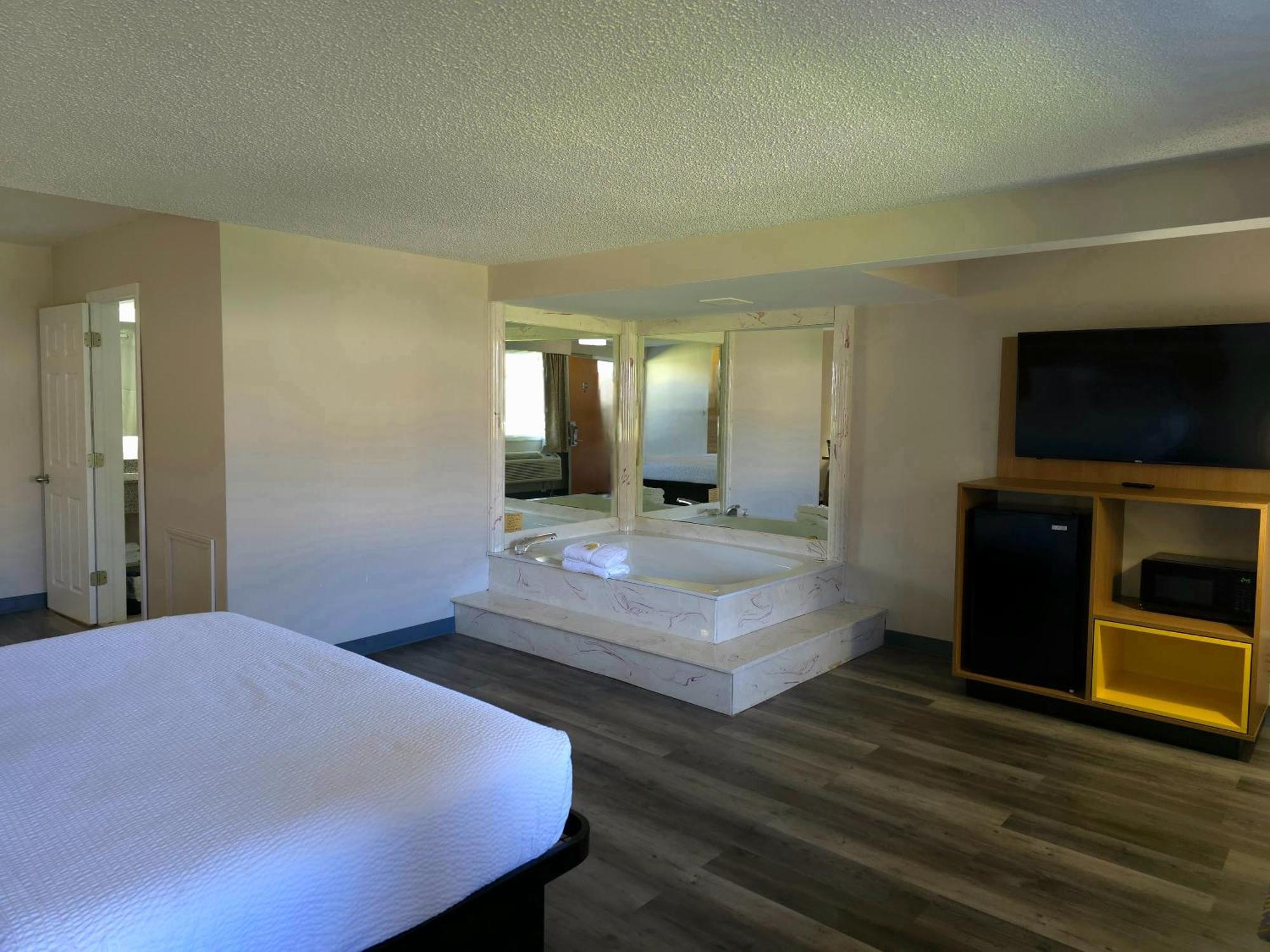 Days Inn And Suites By Wyndham Port Huron Exterior photo